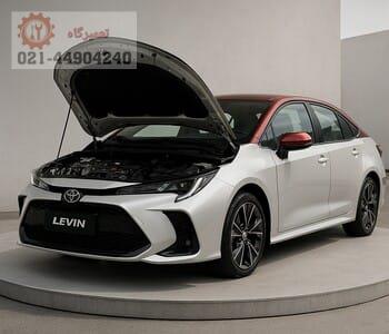 نمایش خودروی Toyota Levin سفید با سقف قرمز در نمایشگاه، با کاپوت باز و لوگوی تویوتا روی جلوپنجره.